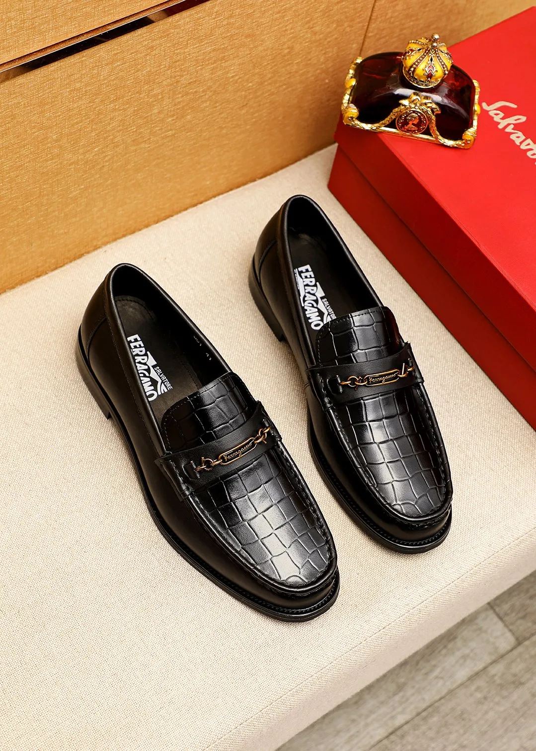 Men's shoes 💰442 💐 Product trademark: Ferragamo "Ferragamo" casual leather shoes Regular size: 38-44 (45.46🉑️customized) Product materials: Selected imported first-layer calfskin embossed upper + classic hardware buckle, imported water-dyed cow leather lining. Strong three-dimensional visual effect, combined outsole Color: 1⃣️color optional